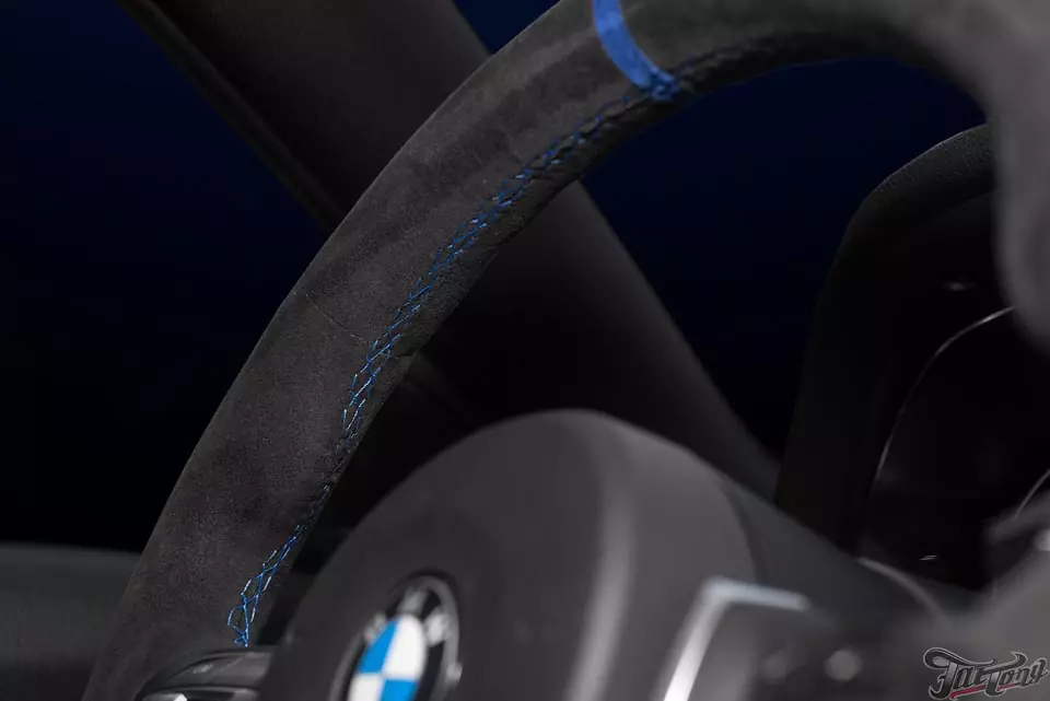 BMW 4. Перетяжка обода руля и синие ремни безопасности!